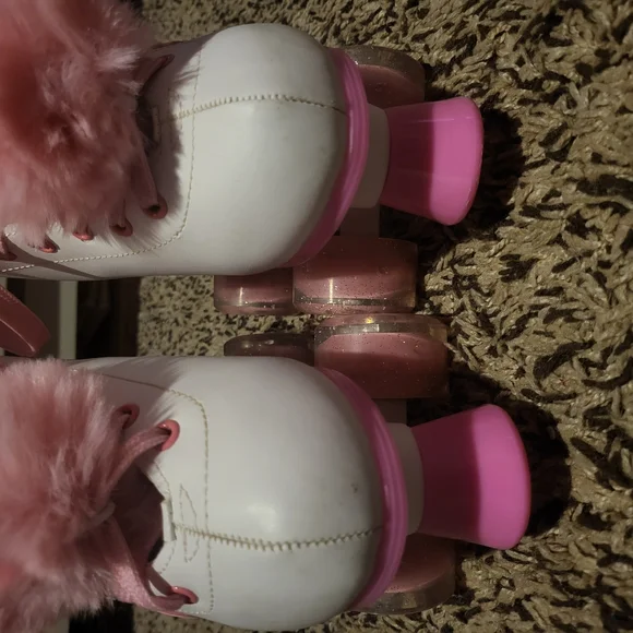 Girls Roller Skates White with Pink Hearts Light Up Wheels And Pink Pom Poms - Picture 4 of 7